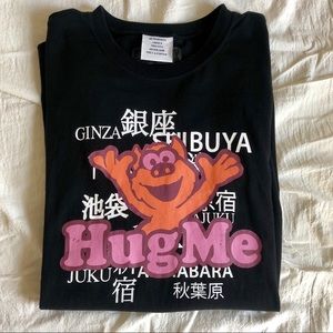 VETEMENTS “HUG ME” TEE SIZE SMALL